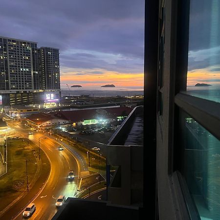 Botiza Suites At Jesselton Quay Кота-Кинабалу Номер фото