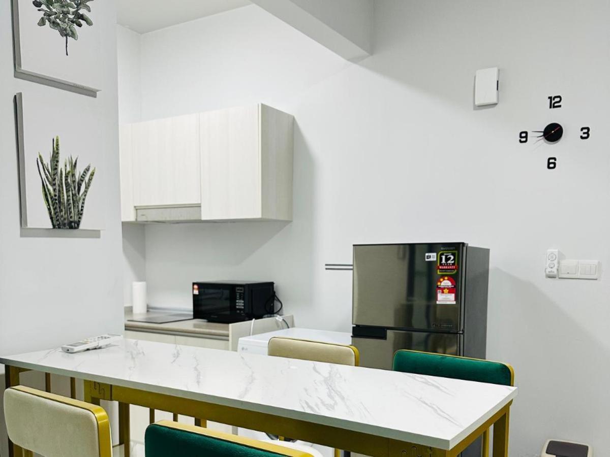 Botiza Suites At Jesselton Quay Кота-Кинабалу Экстерьер фото