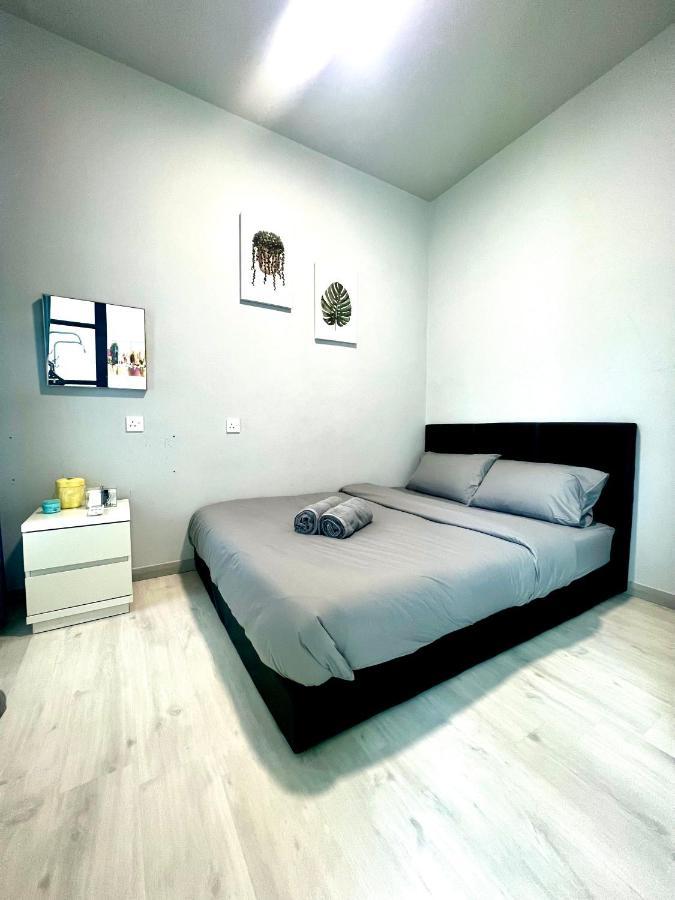 Botiza Suites At Jesselton Quay Кота-Кинабалу Экстерьер фото