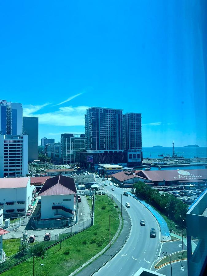 Botiza Suites At Jesselton Quay Кота-Кинабалу Экстерьер фото